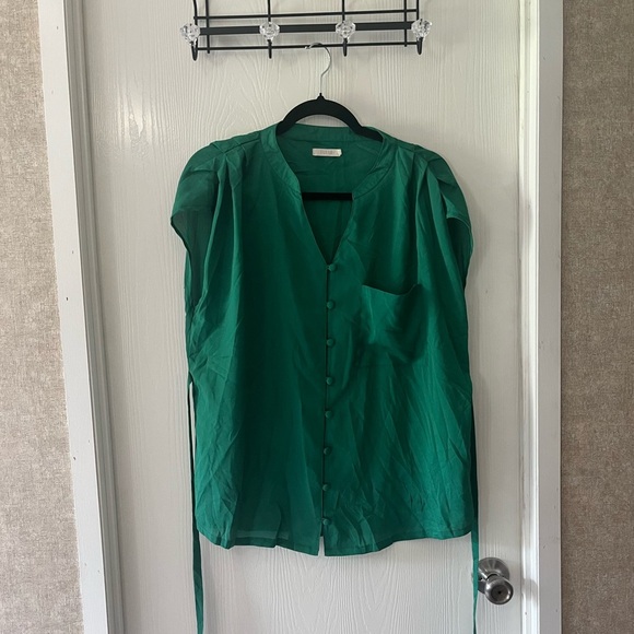 Tulle Emerald Green Button-Up Blouse - Picture 2 of 8